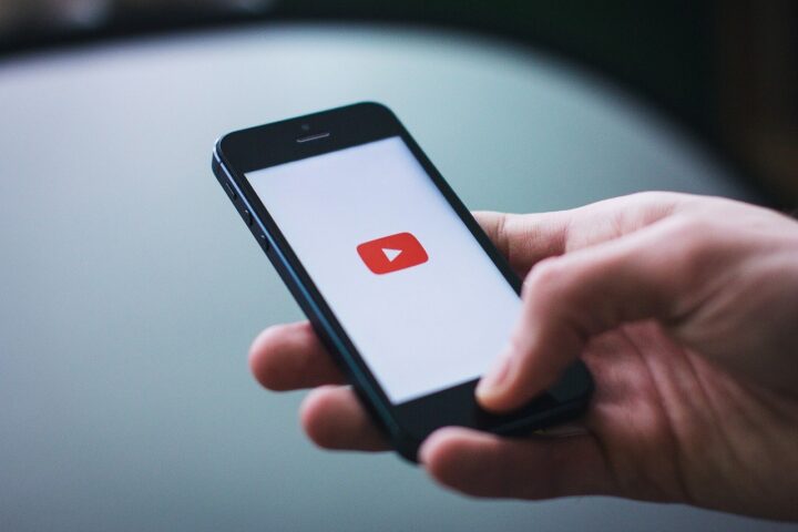 Pessoa acessando YouTube