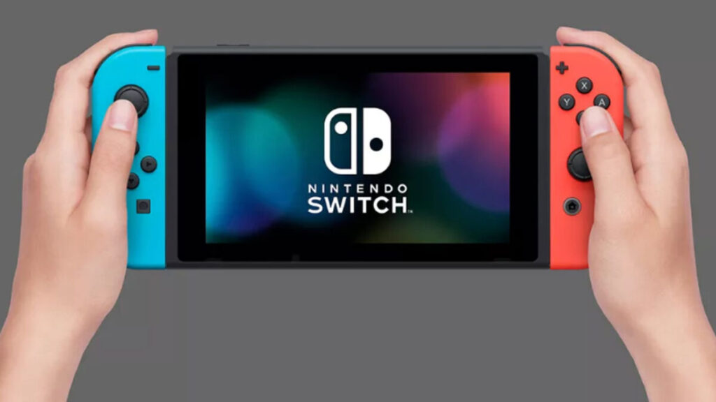 Pessoa segurando o Nintendo Switch versão base | Divulgação/Nintendo