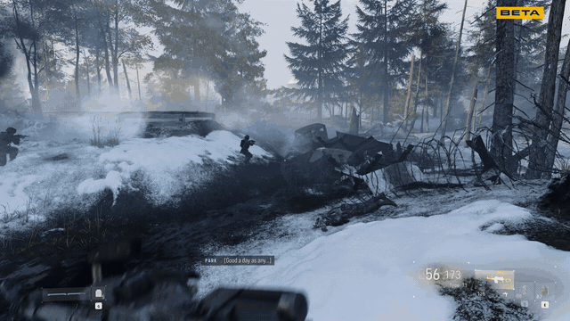 Jogador lança uma granada e abre fogo durante o combate na neve