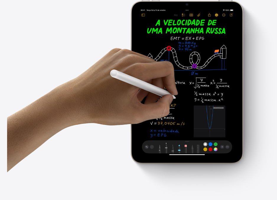 Pessoa escrevendo uma conta no aplicativo Notas do iPad mini