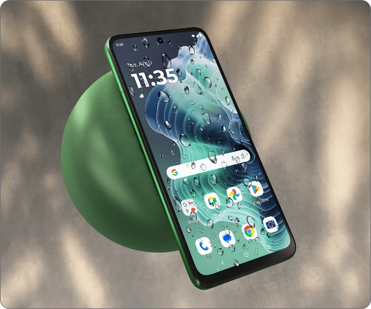 Moto G35 em cenário com respingos em imagem oficial