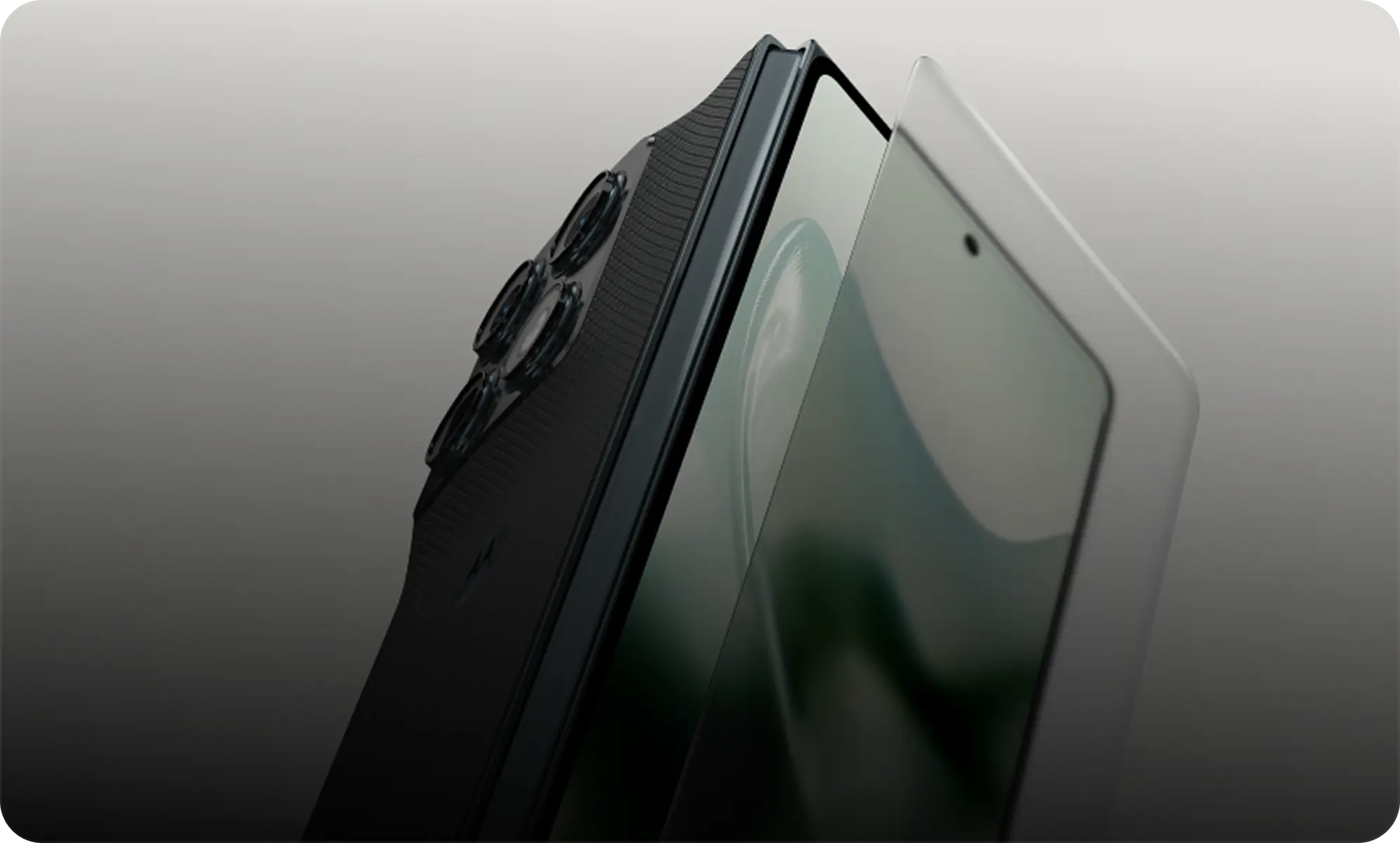 Detalhe do Motorola Razr Fold parcialmente aberto mostrando a estrutura do aparelho