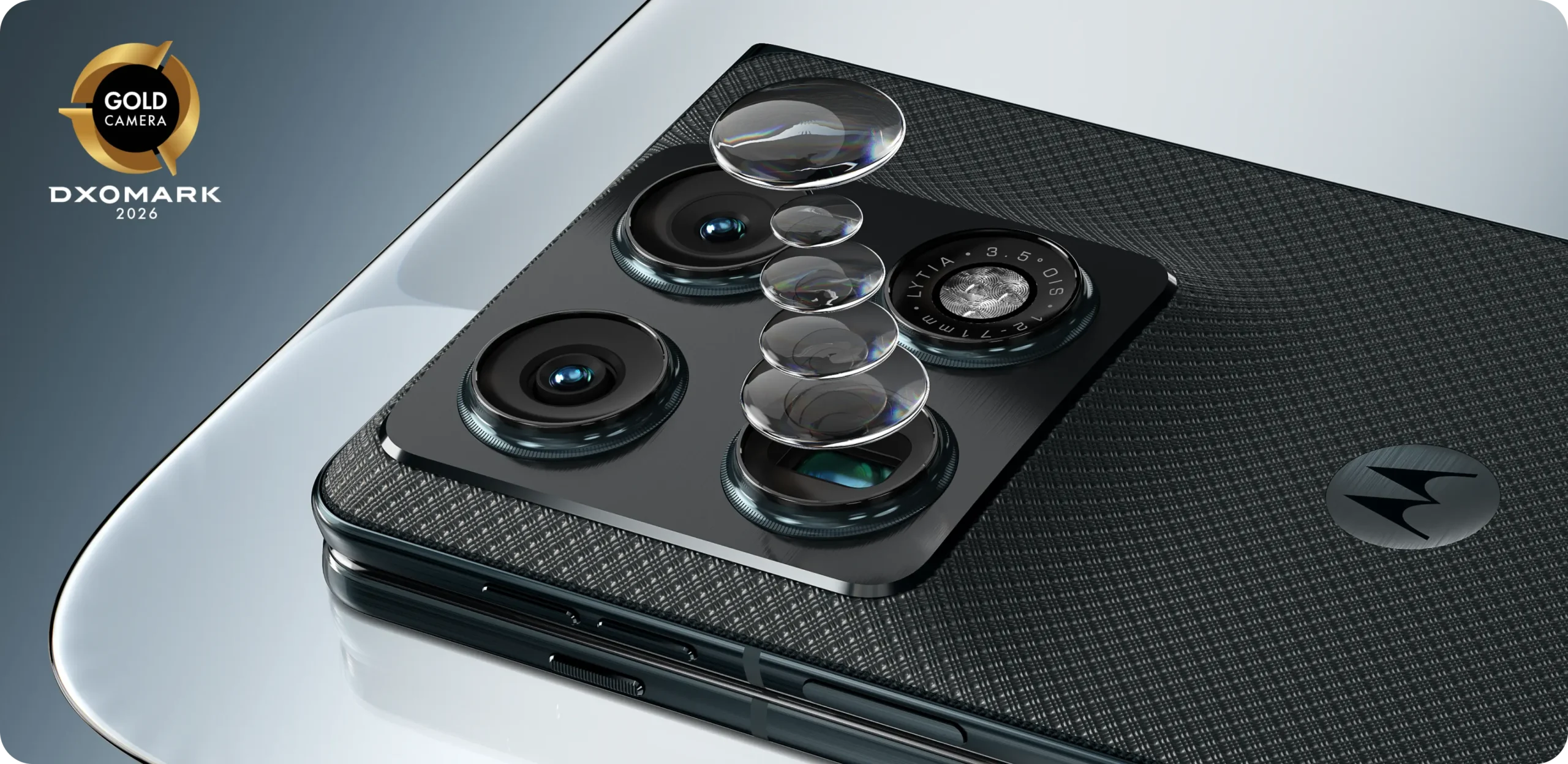 Close do módulo de câmeras do Motorola Razr Fold com referência ao selo DXOMARK