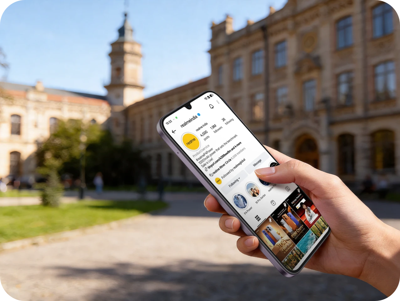 Celular Realme sendo usado sob luz externa