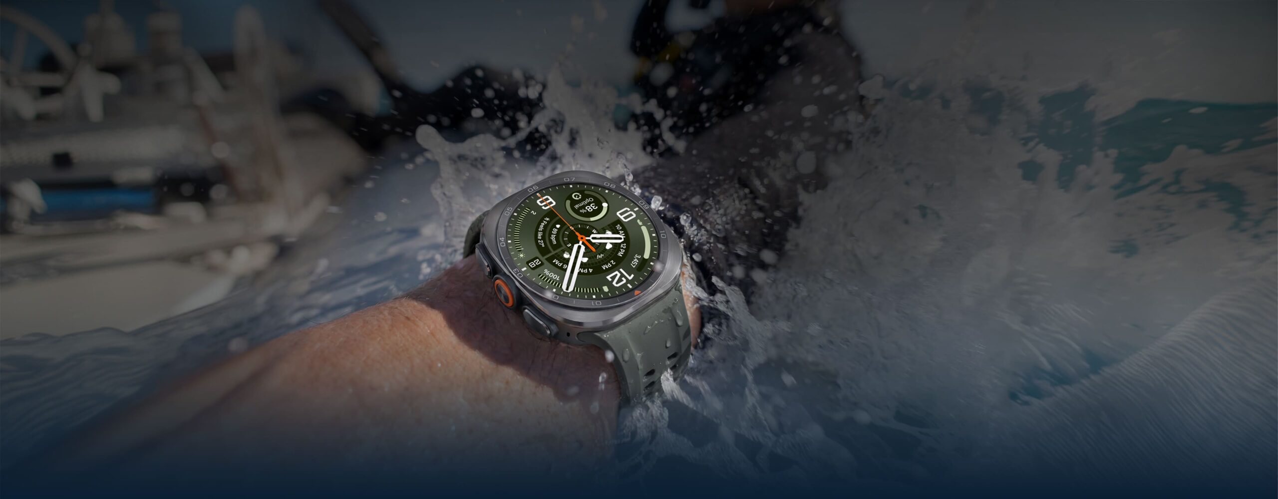 Pessoa usando Galaxy Watch Ultra2 durante atividade em mar aberto