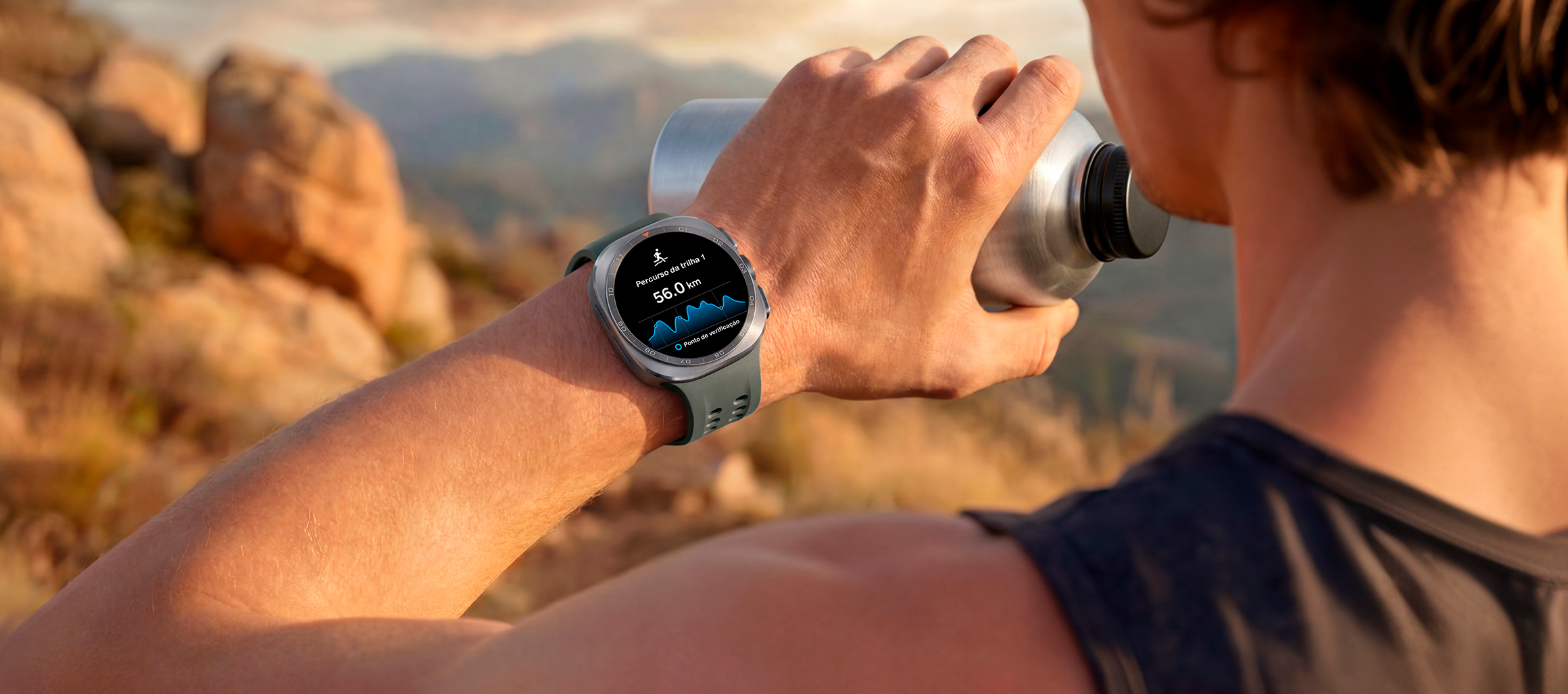 Usuário consulta rota no Galaxy Watch Ultra2 em trilha