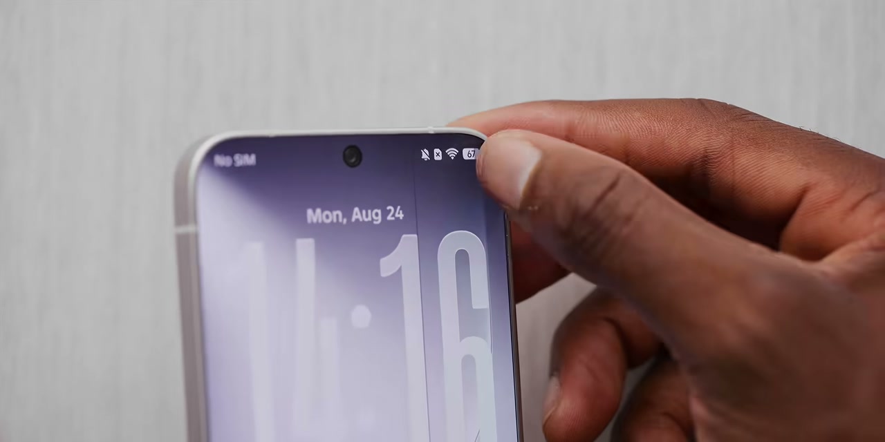 Dedo deslizando perto da borda de uma tela de celular