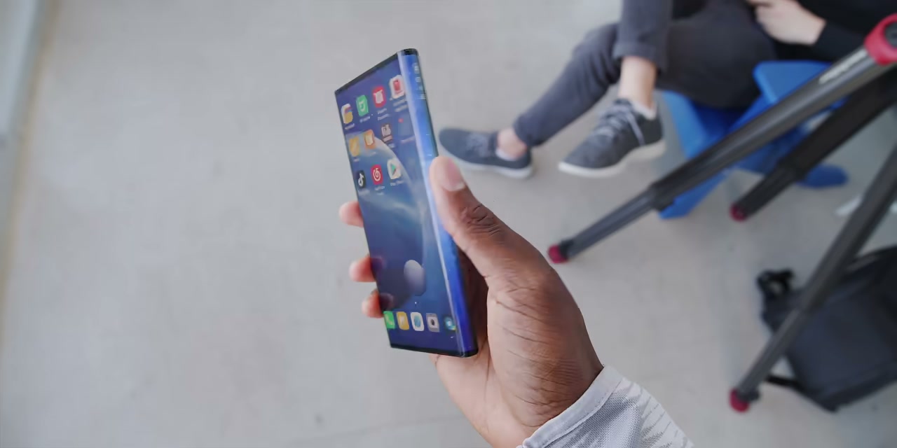 Protótipo Tecno com tela sem bordas visto em perspectiva