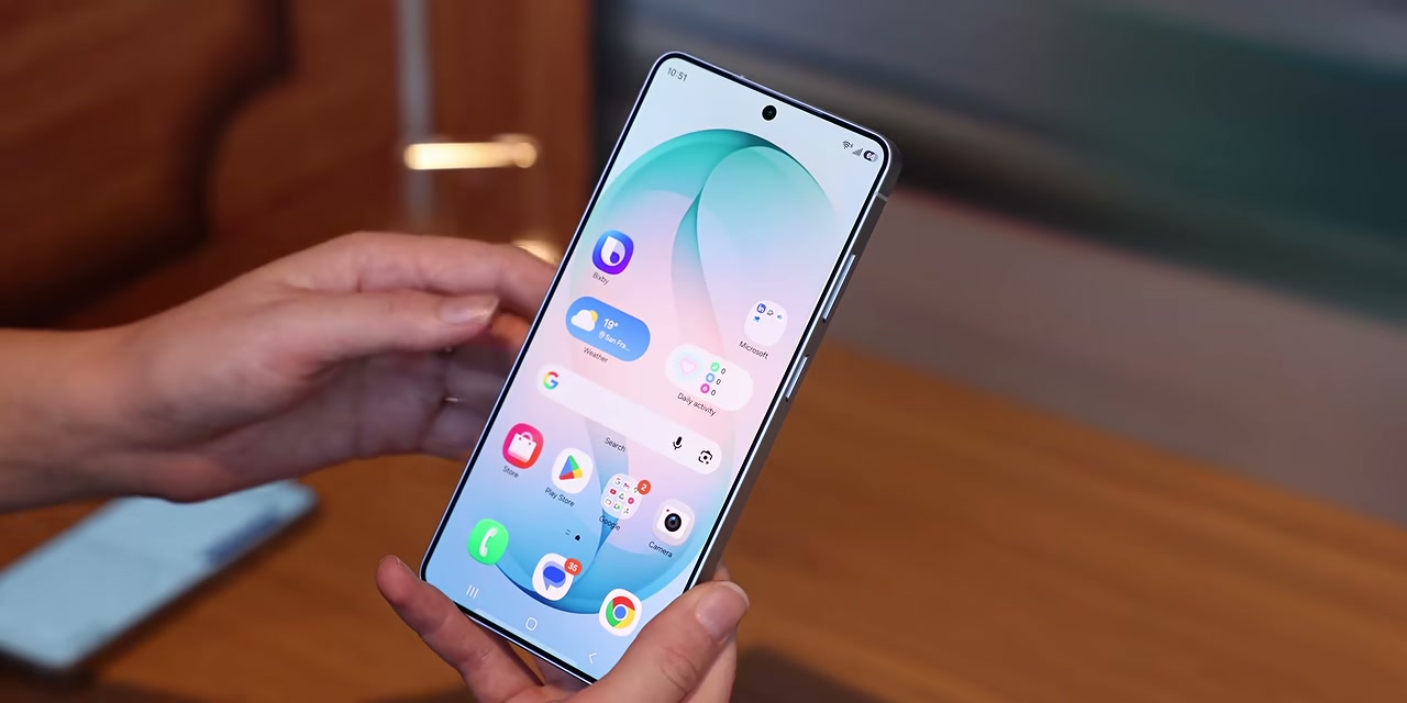 Tela do protótipo Tecno ocupando quase toda a frente