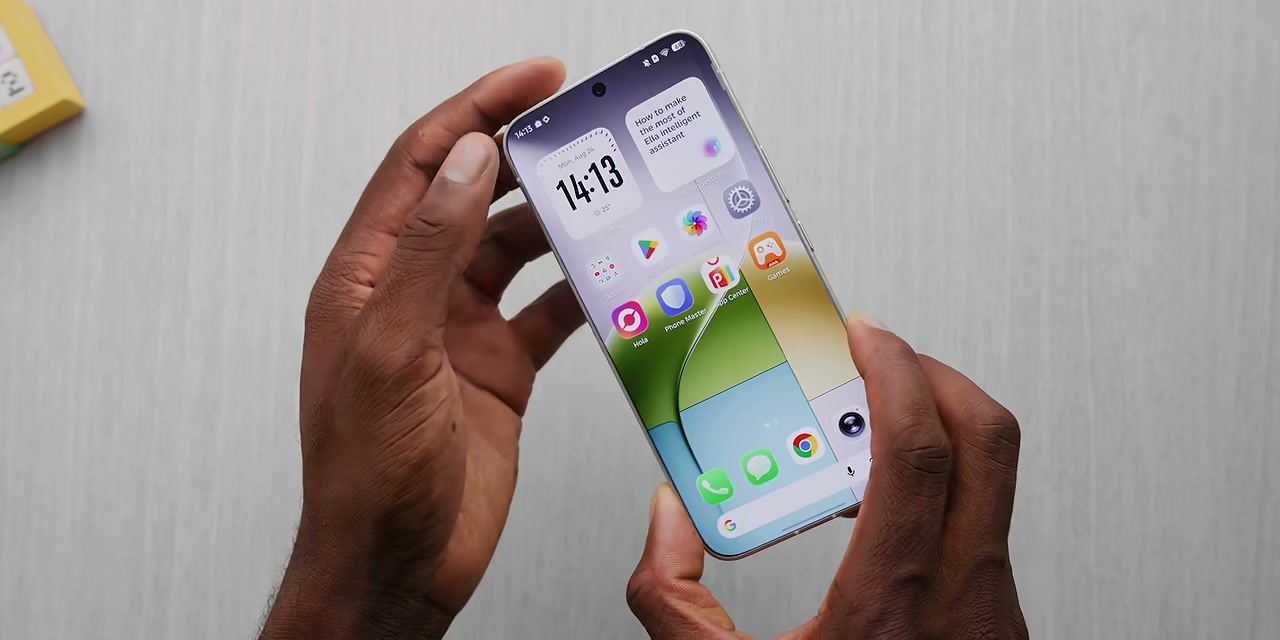 Mão segurando o celular sem bordas para testar a pegada