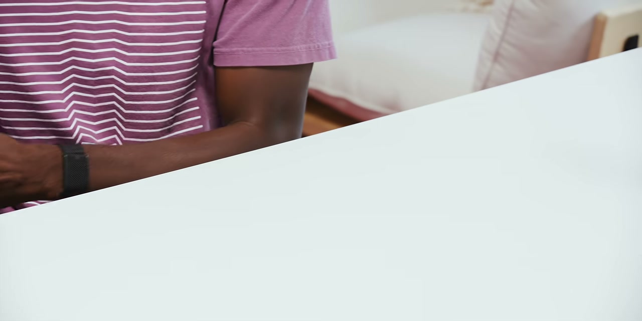 Gadget branco sendo demonstrado sobre uma mesa