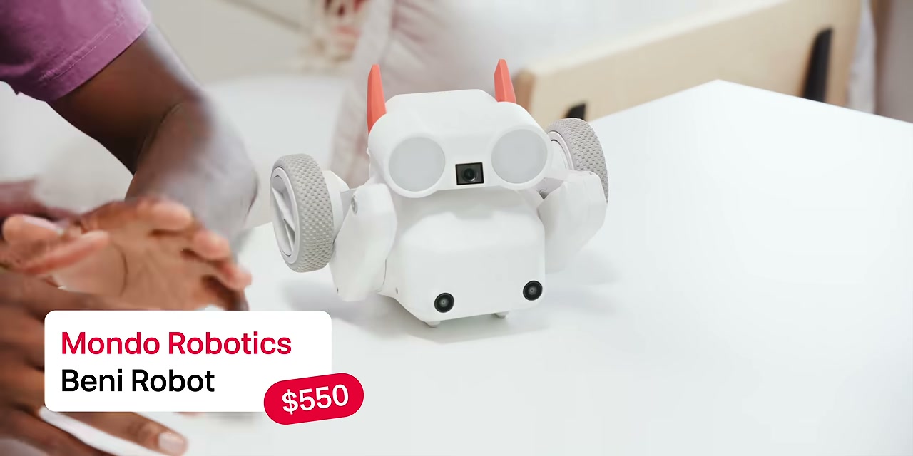 Robô doméstico recebido por um criador de tecnologia