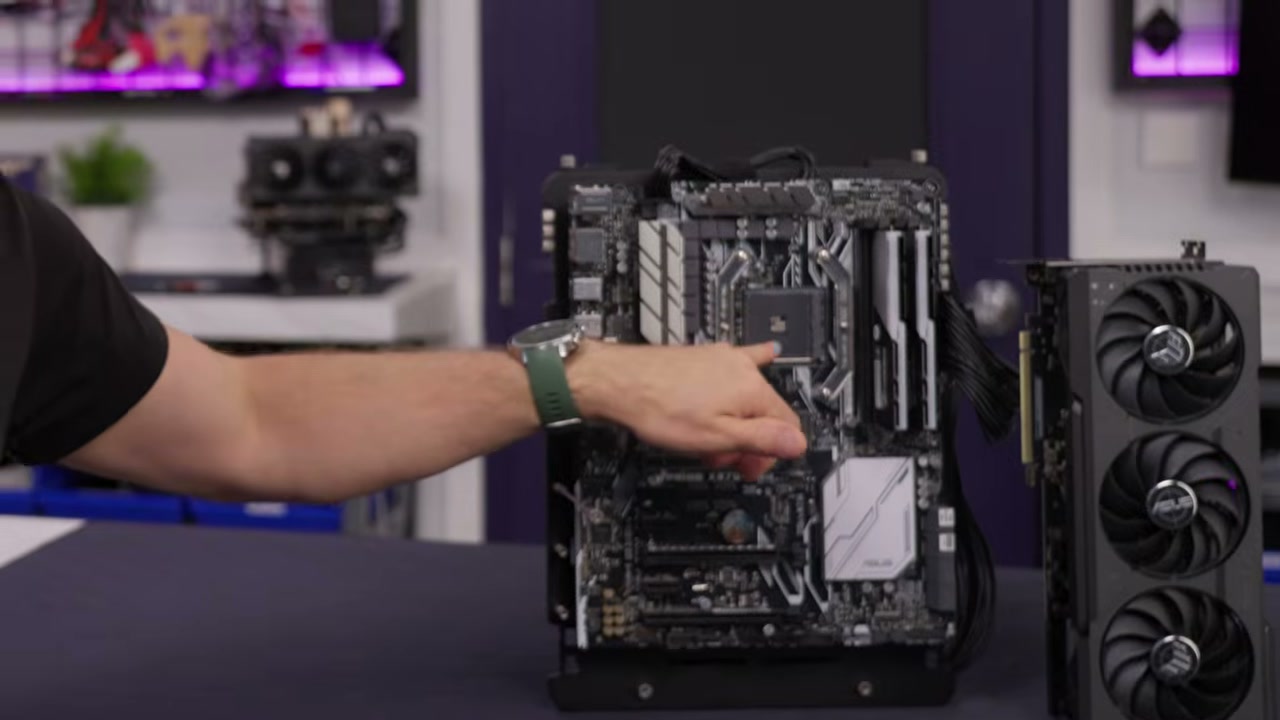 Placa-mãe e processador sendo comparados no teste