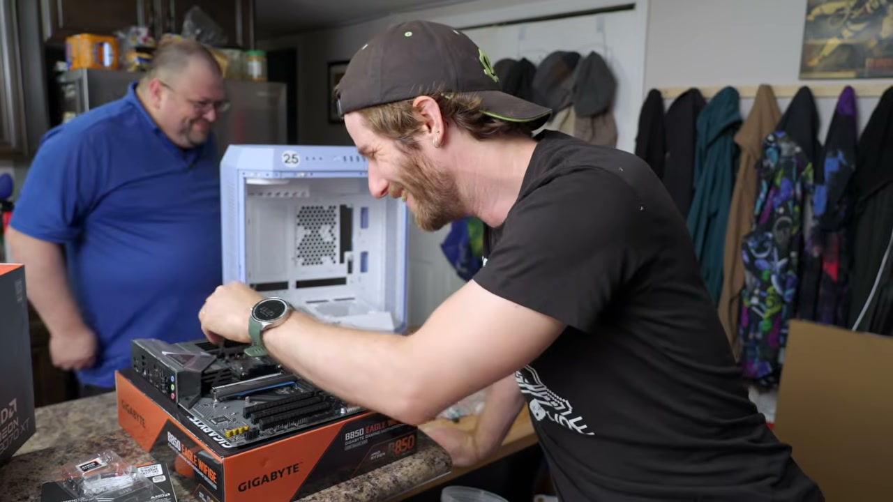 Montagem de placa-mãe e processador em um PC AMD
