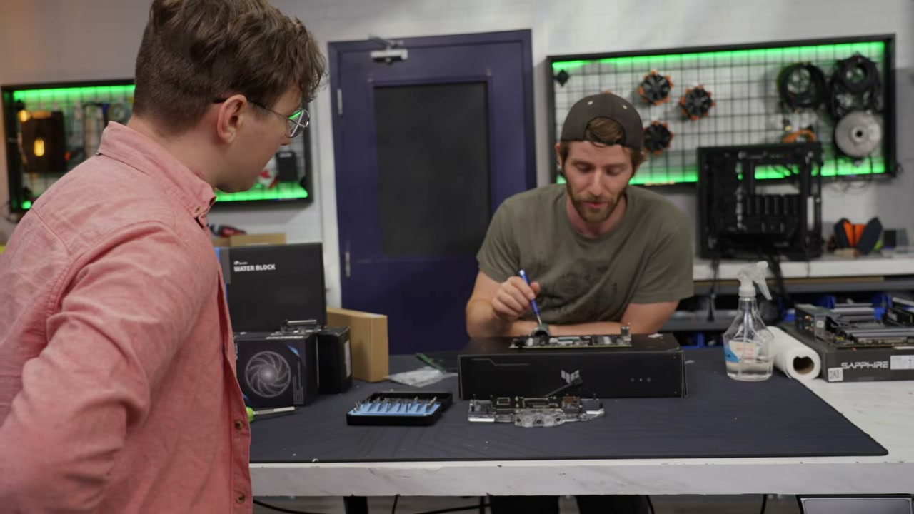 Cooler e placa-mãe preparados para montagem