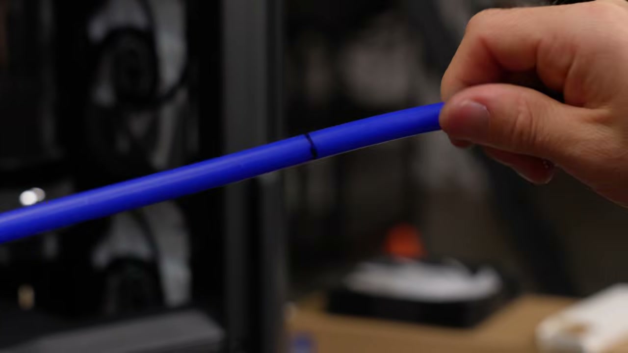 Tubo de refrigeração líquida sendo instalado no computador