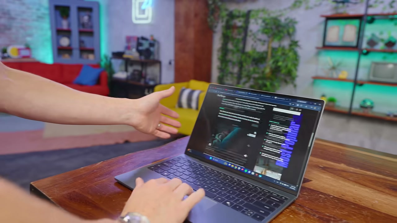 Notebook com várias abas e aplicativo em teste de memória