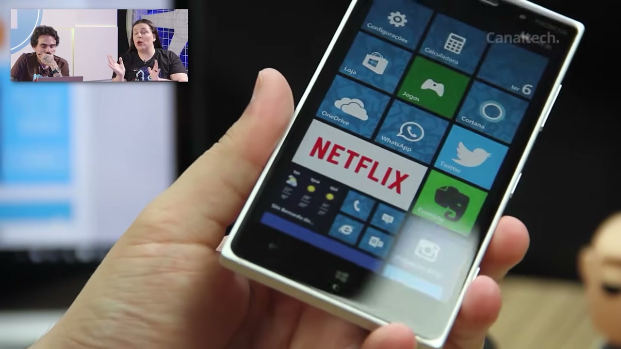 Nokia Lumia branco exibindo aplicativos na interface Windows Phone