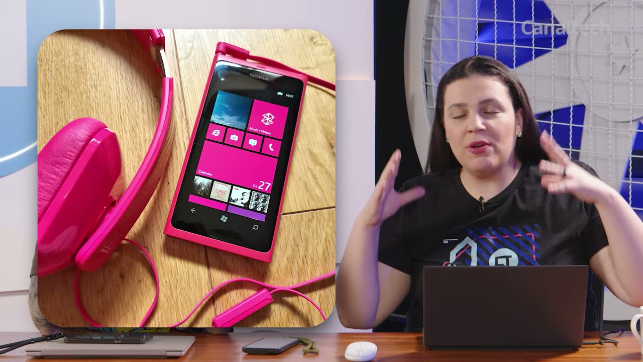 Nokia Lumia rosa com interface de blocos do Windows Phone
