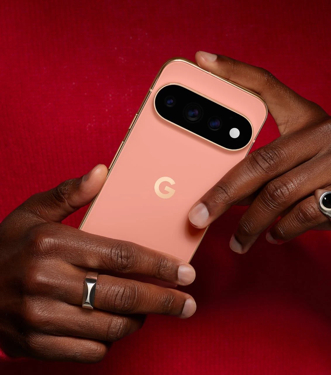 Pessoa segurando Pixel 11 Pro Canyon em imagem oficial