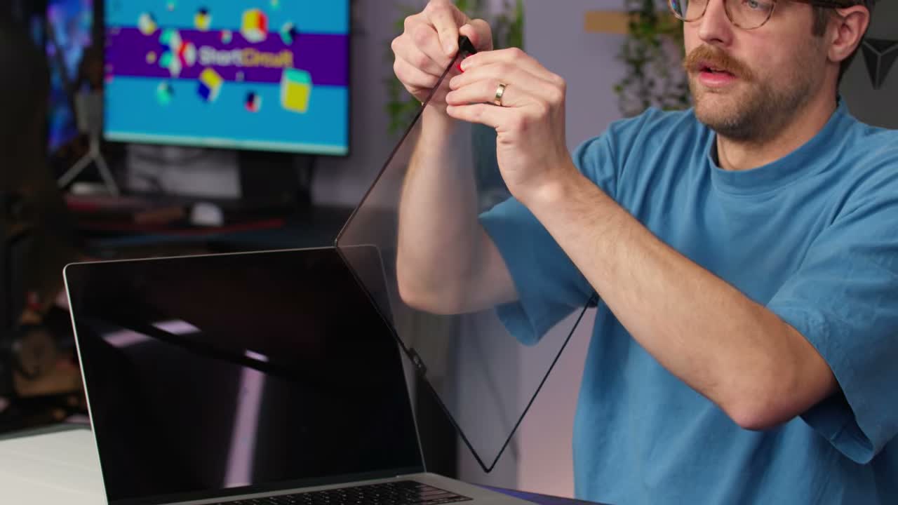 Magic Screen sendo conectado ao MacBook por cabo USB-C