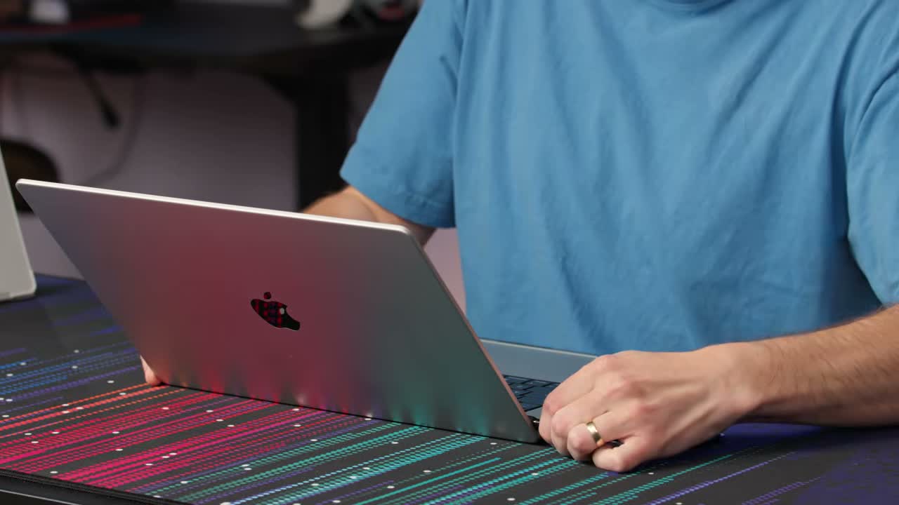 MacBook aberto com tela touch adicional instalada