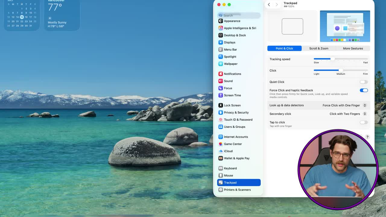 Pessoa tocando diretamente a tela do MacBook com Magic Screen