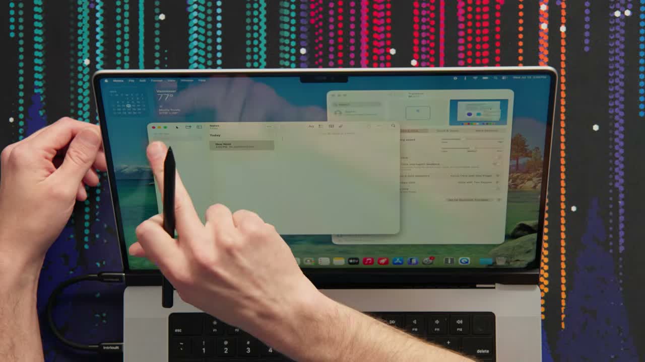 MacBook configurando uma tela touch adicional