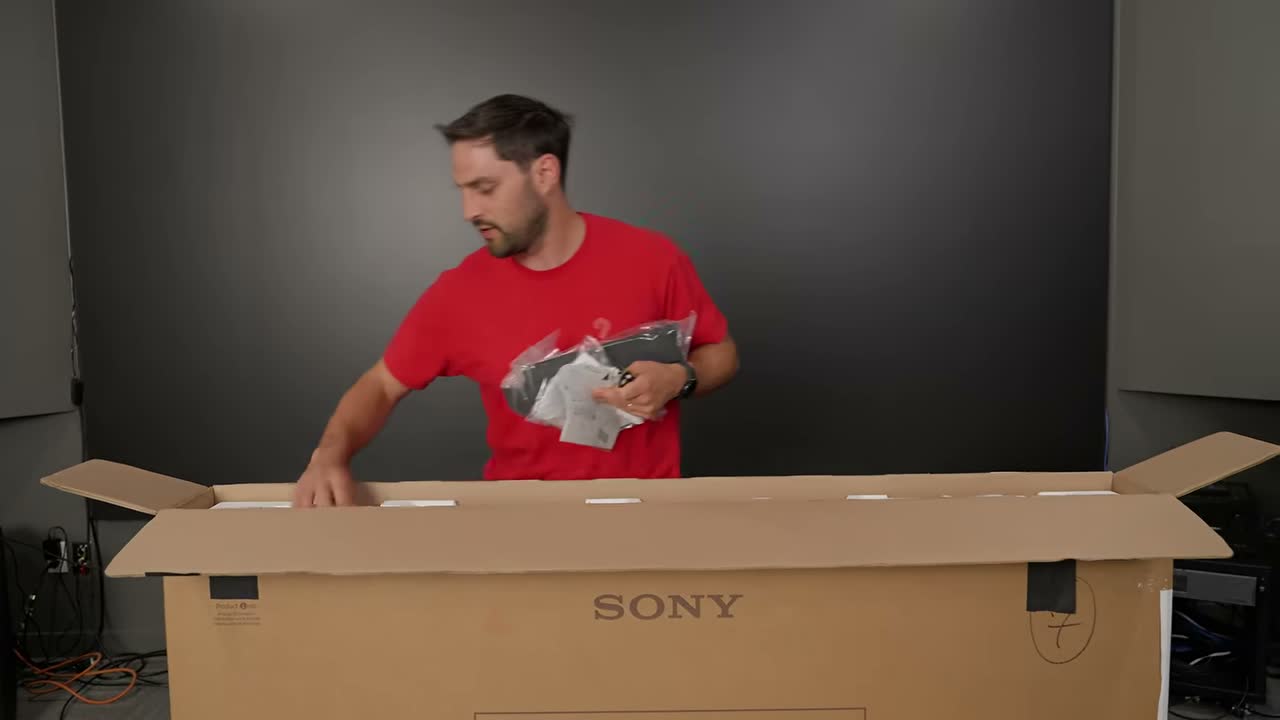 Caixa de uma TV Sony Bravia sendo aberta para teste