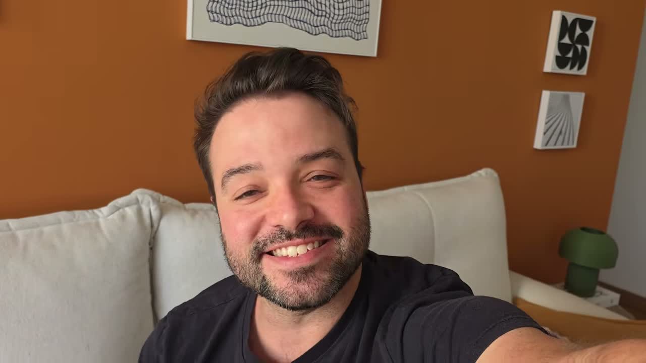Acessório internacional sendo retirado de embalagem plástica