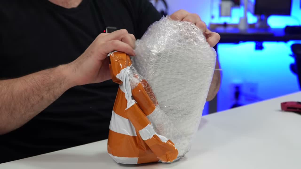 Pacote com proteção interna sendo aberto sobre mesa