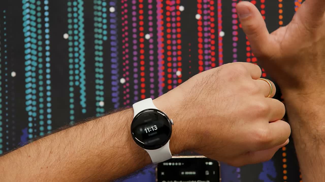 Pixel Watch 5 no pulso mostrando mostrador escuro