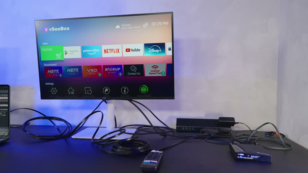 Duas TV boxes ligadas em bancada de testes de rede