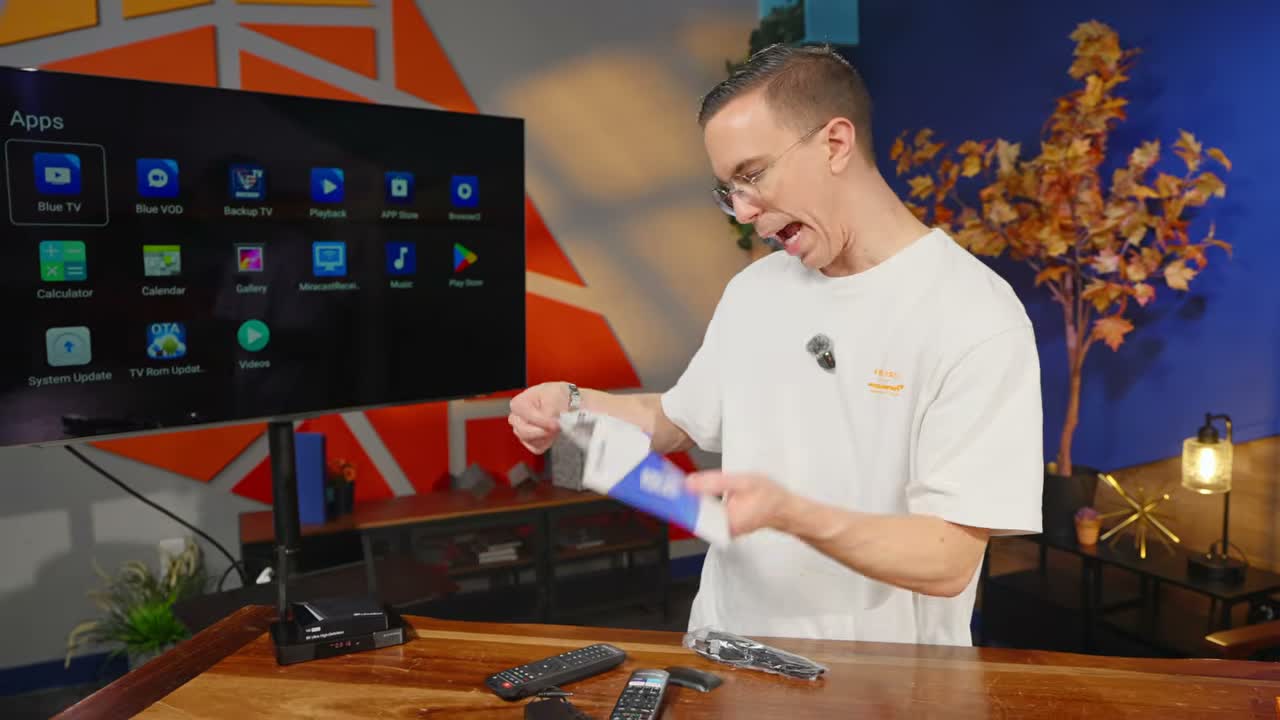 TV box e acessórios sendo retirados da embalagem