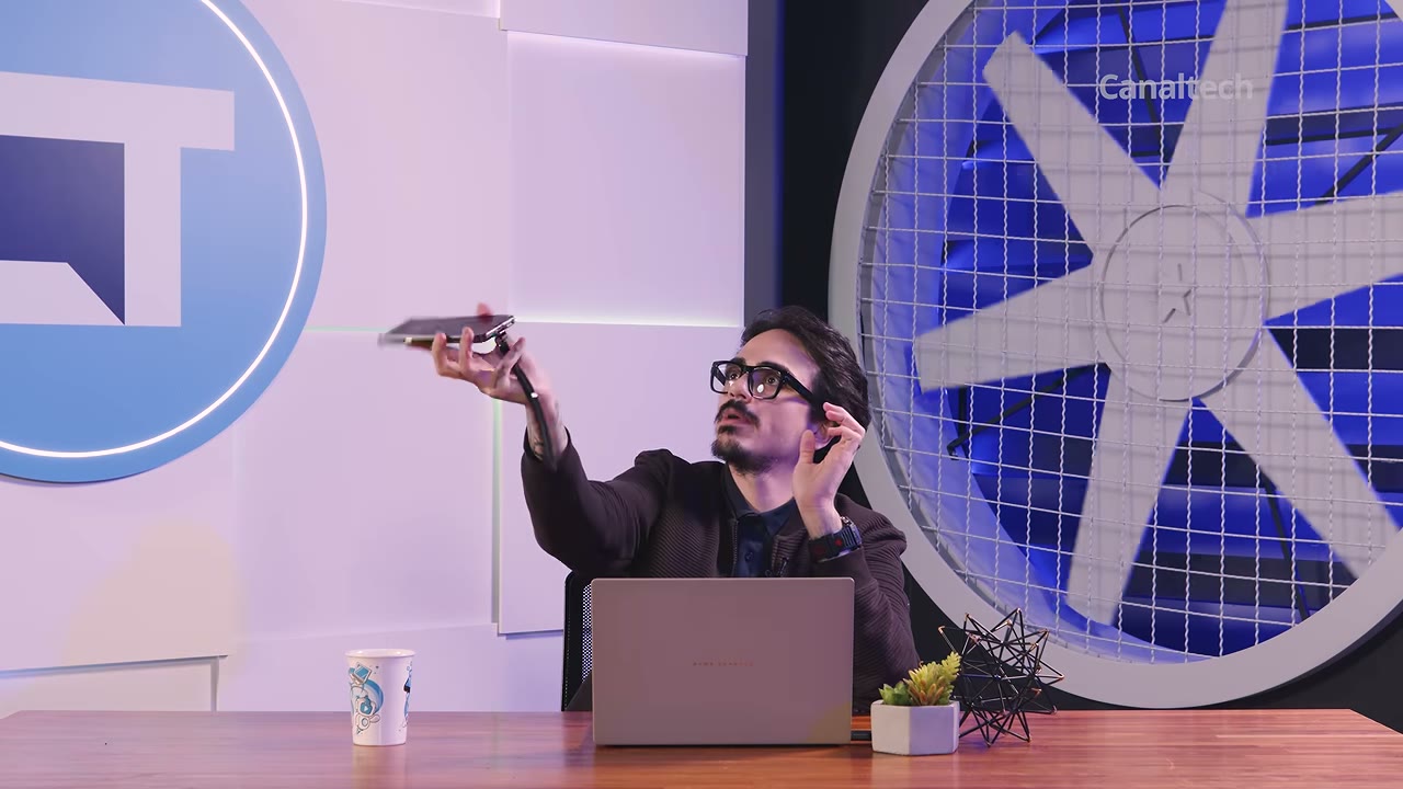 Apresentador explica limites da Starlink direto no celular