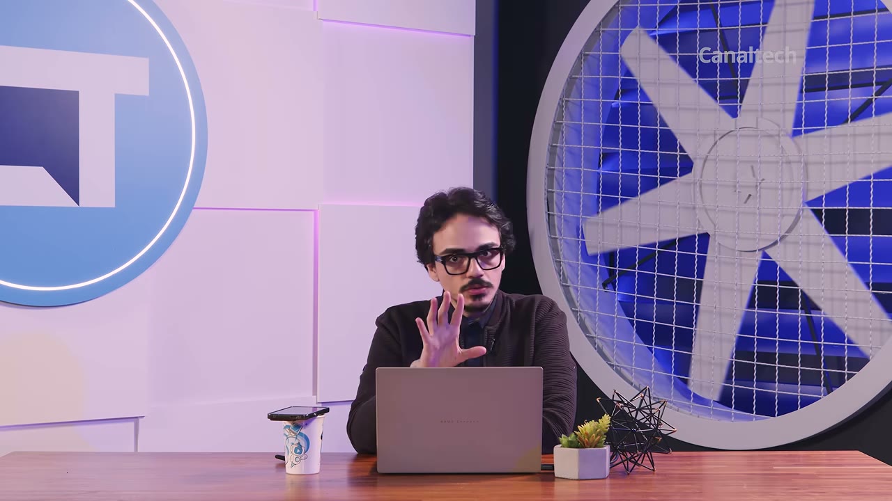 Apresentador compara rede móvel terrestre e satélite