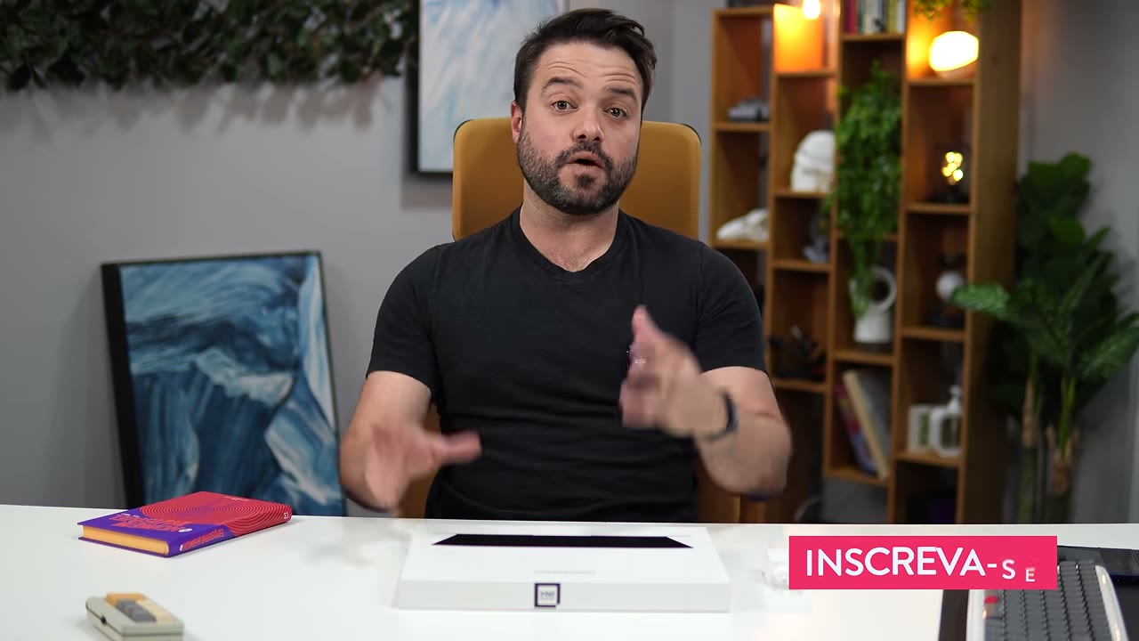 Galaxy Book6 Pro sendo usado em mesa de trabalho