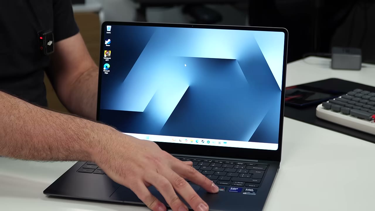 Galaxy Book6 Pro aberto com sua tela AMOLED