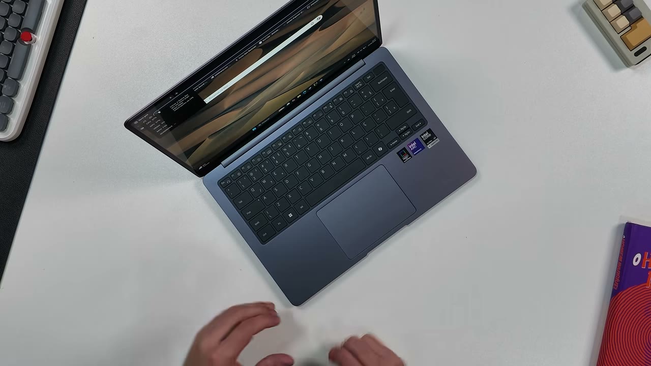 Galaxy Book6 Pro visto de cima em comparação de mobilidade