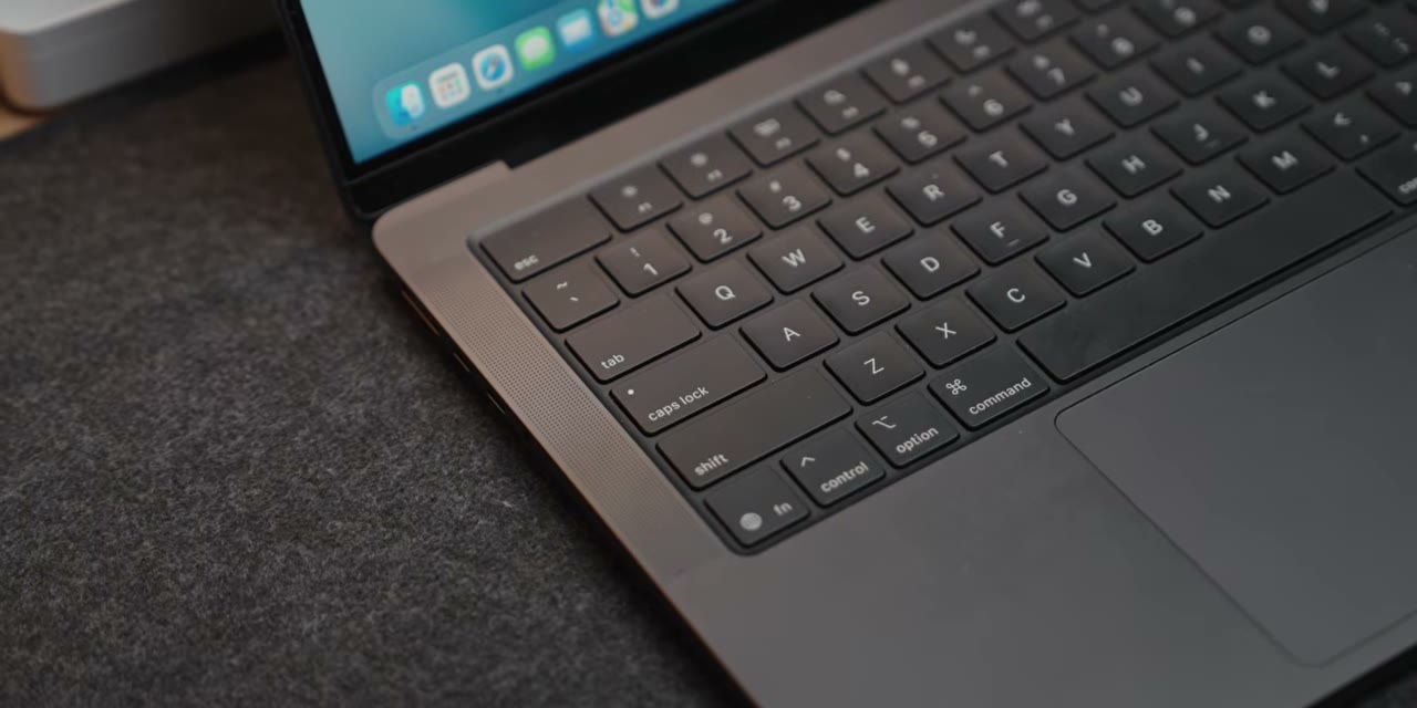 Notebook premium fino aberto sobre mesa