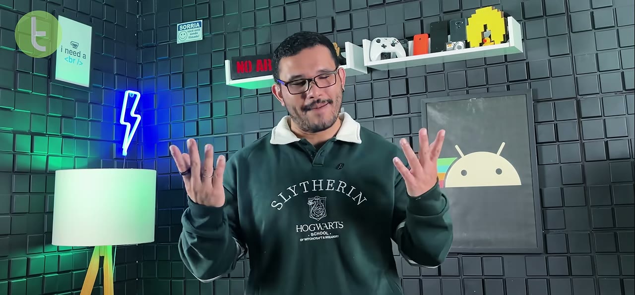 Apresentador do vídeo que discute rumores de lançamento