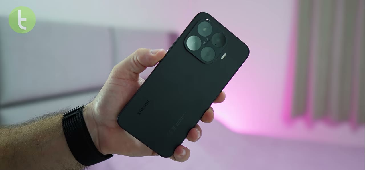 Smartphone segurado durante vídeo sobre próximos lançamentos