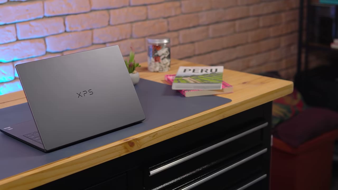Dell XPS 14 fechado sobre a mesa