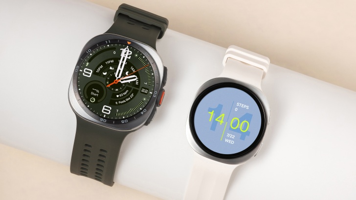 Galaxy Watch9 ao lado do Galaxy Watch Ultra2