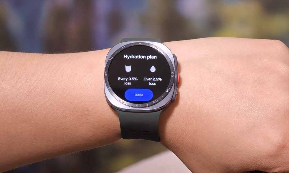 Galaxy Watch exibindo plano de hidratação durante exercício