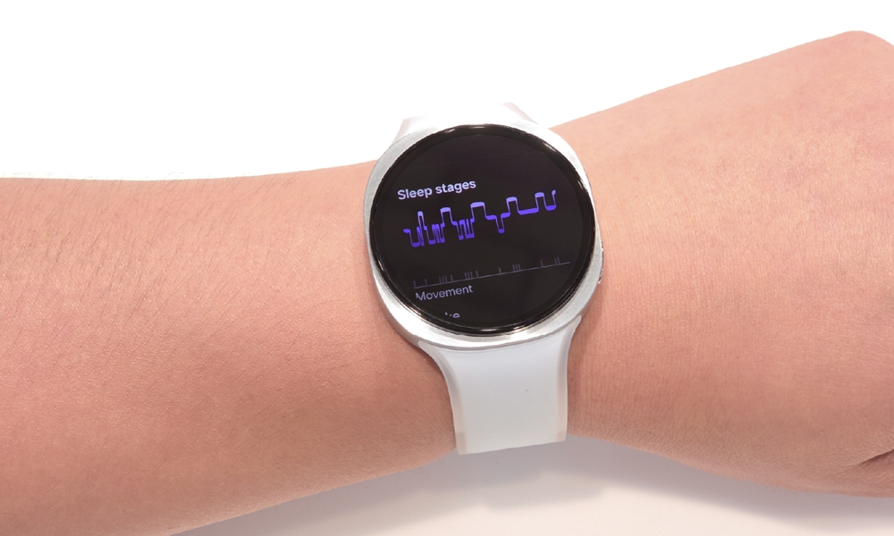 Galaxy Watch9 no pulso exibindo estágios do sono