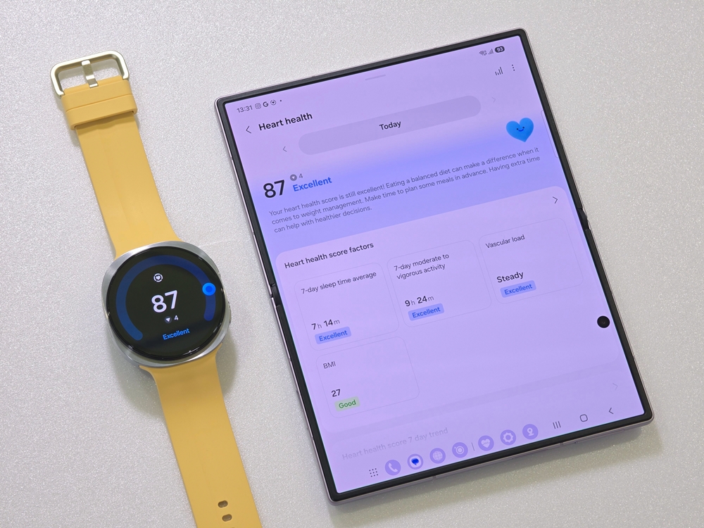 Galaxy Watch9 e celular exibindo pontuação de saúde do coração