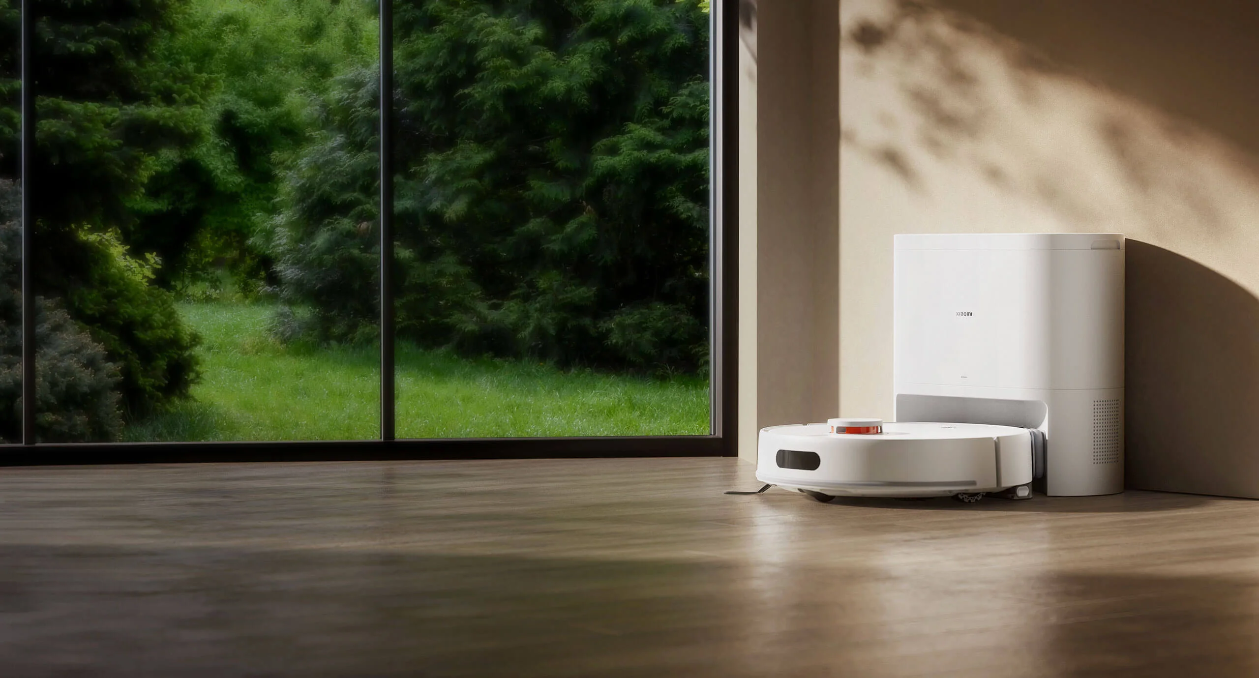 Xiaomi Robot Vacuum H40 ao lado da estação compacta de autoesvaziamento
