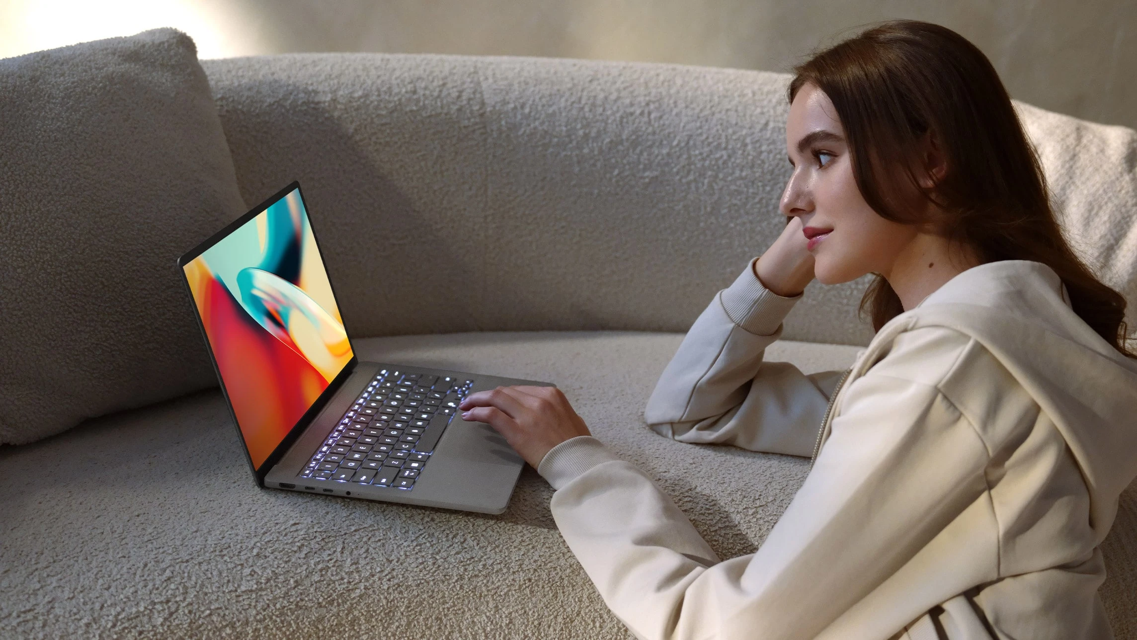 Zenbook A14 exibindo conteúdo colorido na tela OLED